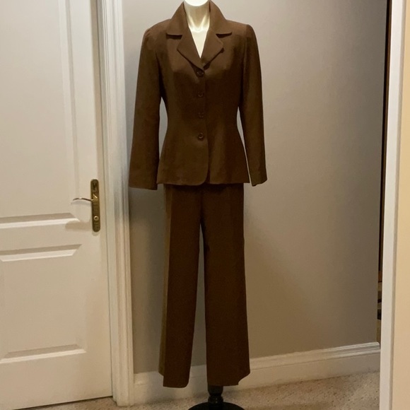 Femme Carriere Suit - Picture 3 of 7